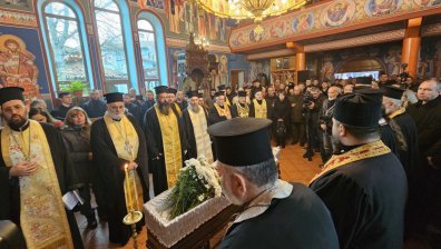 Стотици си взеха последно сбогом с отец Боян Саръев