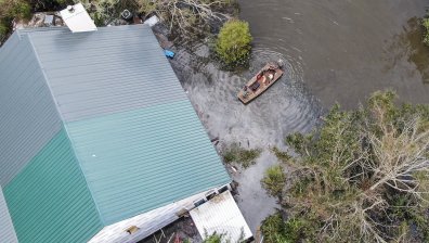 Бурята "Никълъс" се засили до ураган с ветрове със скорост 120 км/ч