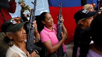 Венецуела провежда обучения на гражданите в боравене с оръжия (СНИМКИ)