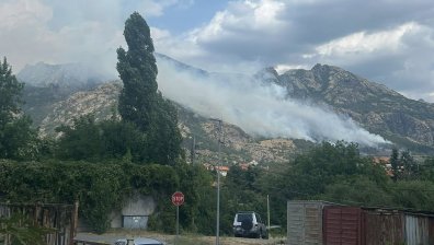 Пламна голям пожар край Сливен (ВИДЕО)