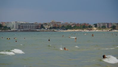 Седмицата започва с горещо време, на морето ще е с близо 10° по-поносимо