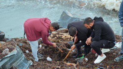 Златна треска в Царево: Морето изхвърли банкноти след потопа