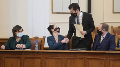 Парламентът се събра извънредно, викна Петков на блиц контрол