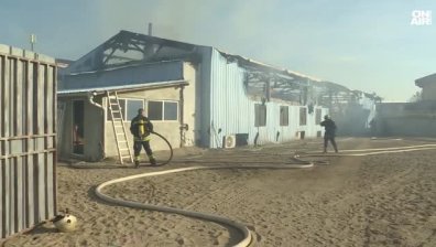 Цех за матраци и възглавници пламна в пловдивско село