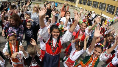 Хиляди българи в чужбина отбелязаха Деня на светите Кирил и Методий с хоро
