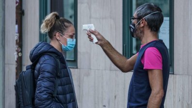 Връщат задължителното носене на маски на открито и закрито в Италия
