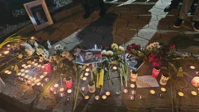 "Путин е убиец": Бдение в памет на Навални пред руското посолство у нас