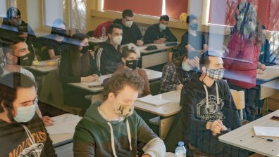 Обратно в училище: Пълни класни стаи от днес в няколко области