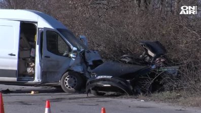Кола се блъсна странично в микробус, две жени са загинали