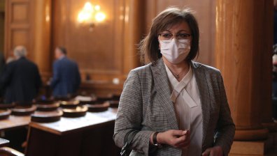 Депутати с маски преди заседание на Народното събрание