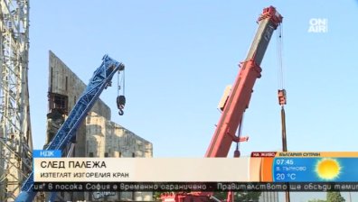Повдигат и извозват опожарения пред НДК кран