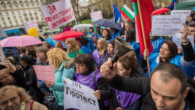 Психиатри блокираха центъра на София и поискаха достойно заплащане