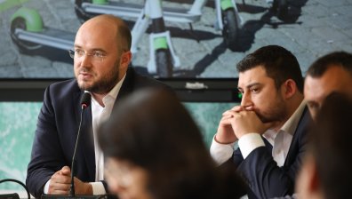 Забраняват електрическите тротинетки в парковете и по тротоарите в София