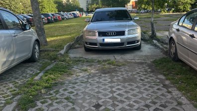 Сигнал от HelpBook: Как тарикати си пазят паркомясто в София