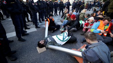 "Бунт срещу унищожението": Масови протести за климата в цял свят