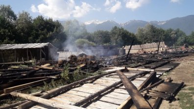 Мълния подпали ферма с животни край Разлог