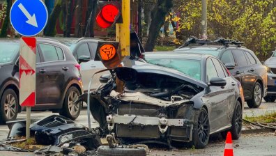 19-годишен катастрофира в светофар на бул. "Тодор Александров" в София (СНИМКИ)