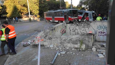 Задържаха и обвиниха мъж за разбиването на трамвай в подлез в София