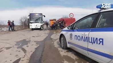 Автобус и микробус се удариха край Монтана, 49-годишен мъж загина на място