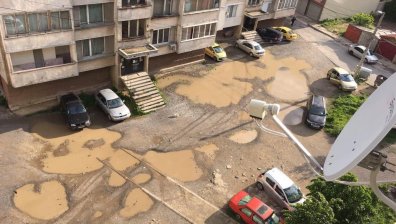 Сигнал в Helpbook: Междублоково пространство в Сливен прилича на лунен пейзаж