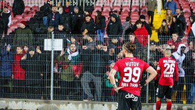 Седалки полетяха към футболистите на "Локо" (Сф), феновете причакаха и ръководството