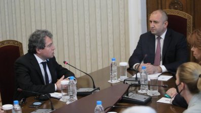 Радев връчва мандата: Конструктивният диалог се разпада, атакуват служебните министри