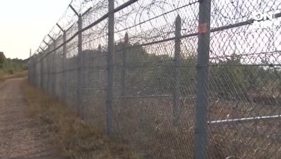 Скандално: Мигранти прескачат оградата ни като на шега, подиграват се на граничните (+ВИДЕО)