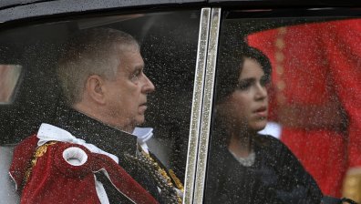 Освиркаха принц Андрю при напускането на Бъкингамския дворец