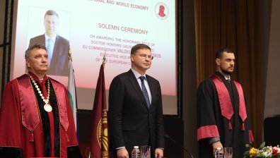 Удостоиха Валдис Домбровскис с почетното звание "Доктор хонорис кауза" на УНСС