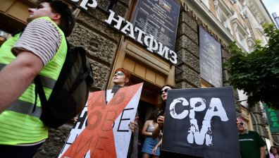 Студенти от НАТФИЗ протестират срещу ръководството: "Няма да мълчим" (СНИМКИ)