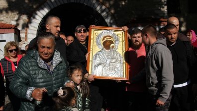 Надежда за чудо: Хиляди понесоха иконата на Света Богородица от Бачковския манастир