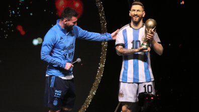 Статуя на Меси в музей стои редом до тези на Марадона и Пеле