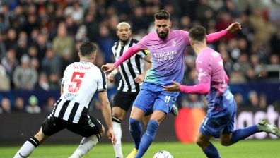 "Милан" с победа над "Нюкасъл", заслужи място в плейофите на Лига Европа