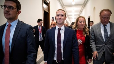 Зукърбърг предприе кръгова отбрана на Facebook в Белия дом