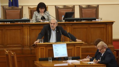 Изборът на членове на КРС скара депутатите, едва не се сбиха