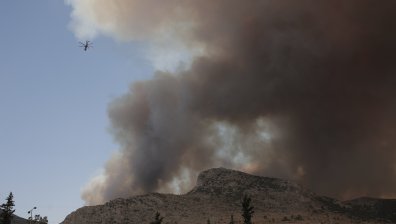 Пожарът в Северна Гърция е на 10 км от границата с България, властите следят на място