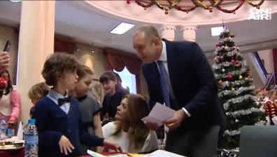 Деца украсиха президентската елха