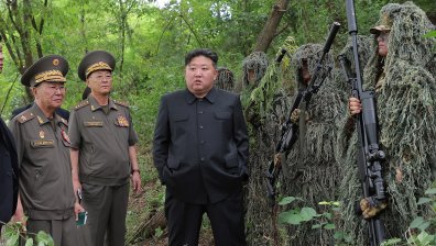 Грандиозни партита с по 30-40 жени на ден: Говори бившият бодигард на Ким Чен Ир