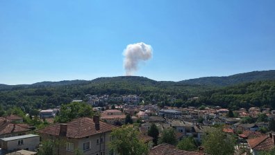 Силен взрив край Трявна: Пожар и експлозии в завод за боеприпаси