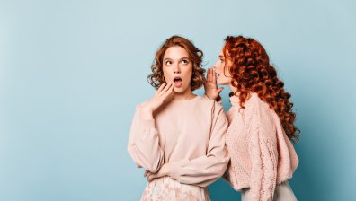Зодиите, които обожават клюките