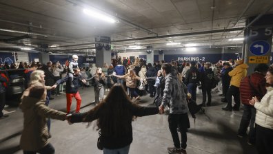 Украинците ликуват: Посрещат войските на Киев в Херсон, развявайки флага