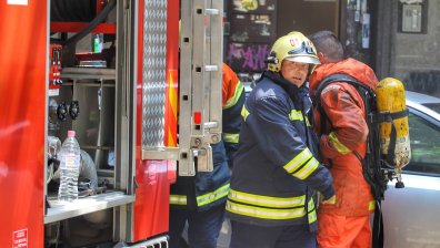 Две деца и пенсионерка са обгазени при пожар във Варна