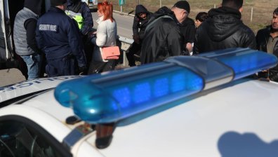 Съдят шофьора, заловен да превозва 38 мигранти в Монтана