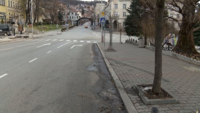 Пиян шофьор се заби в дърво до автобусна спирка