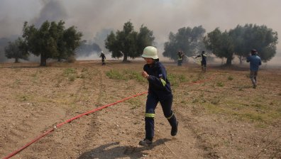 Над 150 пожарникари се борят с голям горски пожар край Коница в Гърция