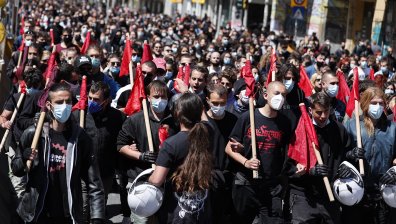 Вълна от неподчинение на младите хора в Гърция срещу карантината и мерките       