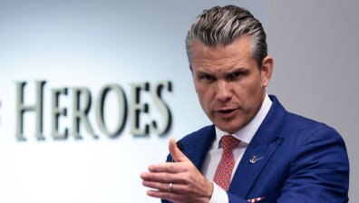 Оставката на армейския министър разкри напрежение около Пийт Хегсет