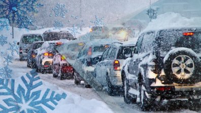 Рекордни снеговалежи в Москва причиниха задръствания и отменени полети