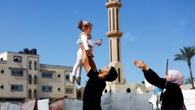 Трогателно завръщане: Евакуирани бебета от Газа отново са с родителите си (СНИМКИ)