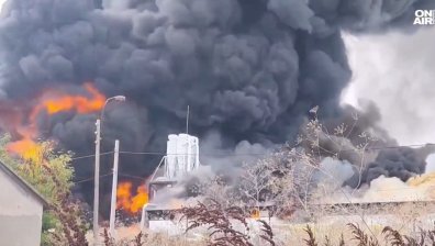 Голям пожар в склад в Бяла взе жертва, горят 2 декара